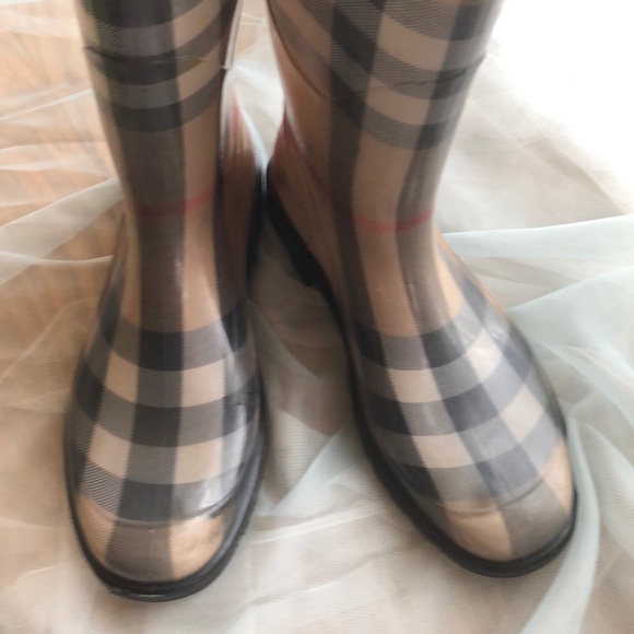 Burberry rain boots!! - Picture 2 of 7